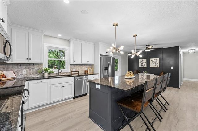 13101 NW Porter Road, Parkville, MO 64152