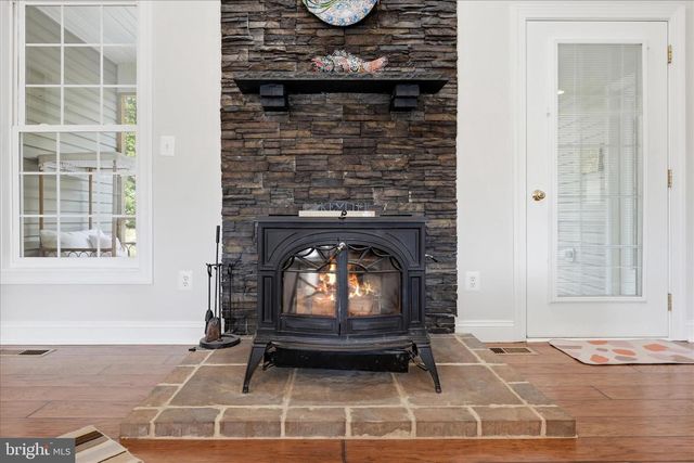 634 LAKEVIEW DR, Cross Junction, VA 22625