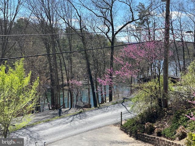 634 LAKEVIEW DR, Cross Junction, VA 22625
