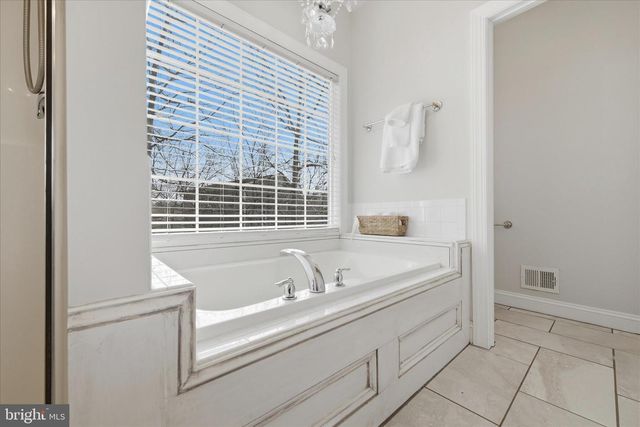 634 LAKEVIEW DR, Cross Junction, VA 22625