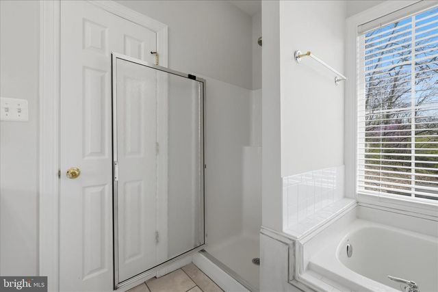 634 LAKEVIEW DR, Cross Junction, VA 22625