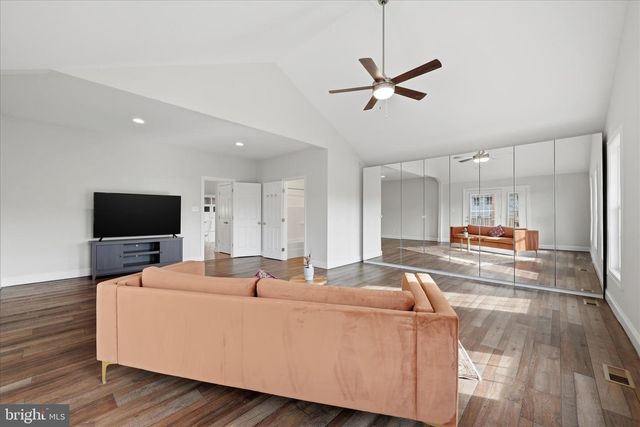 634 LAKEVIEW DR, Cross Junction, VA 22625