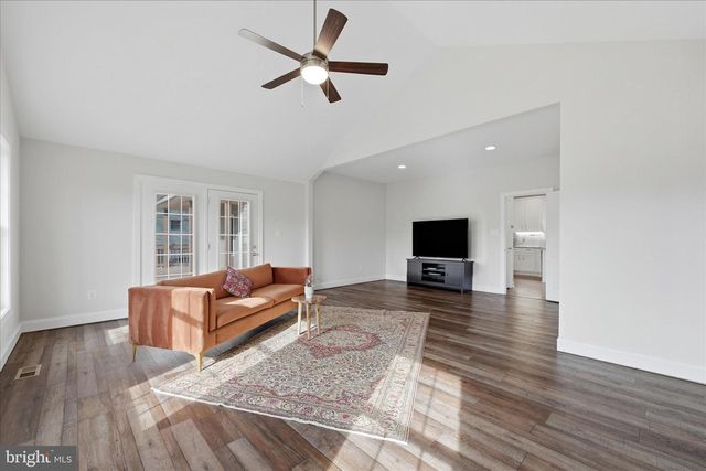 634 LAKEVIEW DR, Cross Junction, VA 22625