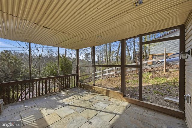 634 LAKEVIEW DR, Cross Junction, VA 22625