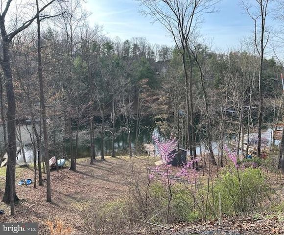 634 LAKEVIEW DR, Cross Junction, VA 22625