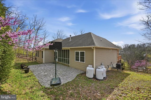 634 LAKEVIEW DR, Cross Junction, VA 22625