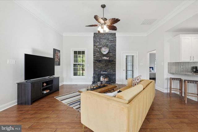 634 LAKEVIEW DR, Cross Junction, VA 22625