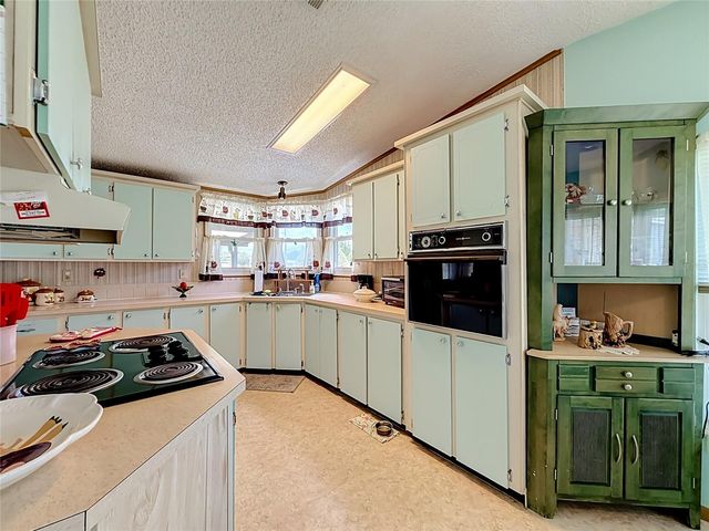 8233 COUNTY ROAD 109B, Lady Lake, FL 32159