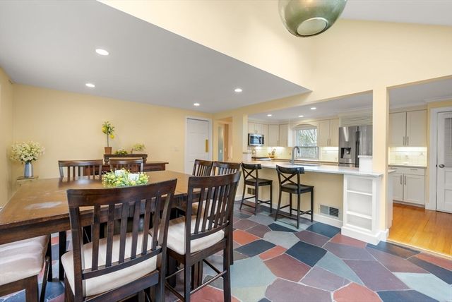 11 Sterling Rd, Wellesley, MA 02482