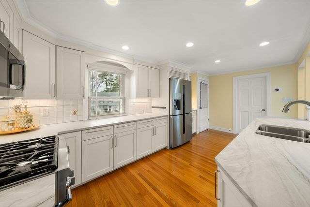 11 Sterling Rd, Wellesley, MA 02482