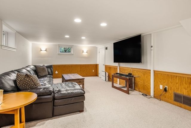 11 Sterling Rd, Wellesley, MA 02482