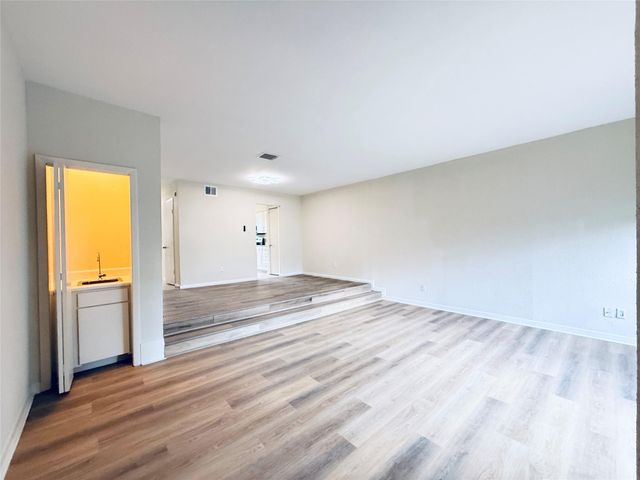 5633 S Rice Avenue, Houston, TX 77081
