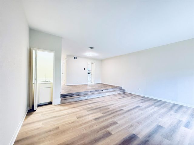5633 S Rice Avenue, Houston, TX 77081