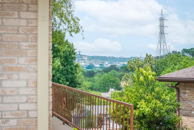 1307 N Malibu Dr, Kerrville, TX 78028