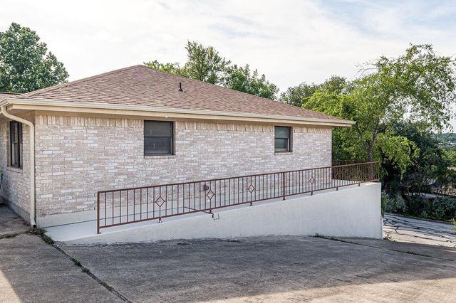 1307 N Malibu Dr, Kerrville, TX 78028