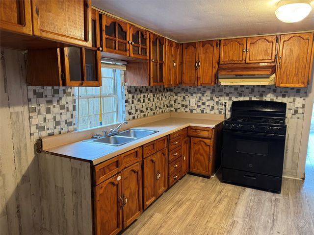 1009 S Morris Street, Gainesville, TX 76240