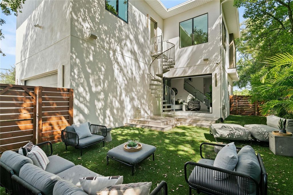 Image 4 of property listing at 1322 W GRACE STREET, Tampa, FL 33607