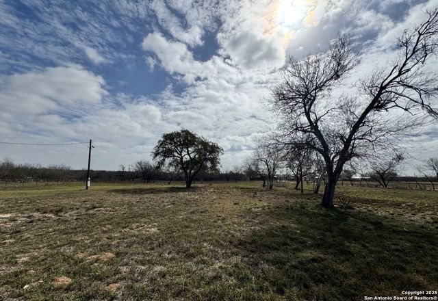 299/115 CR 779, Devine, TX 78016