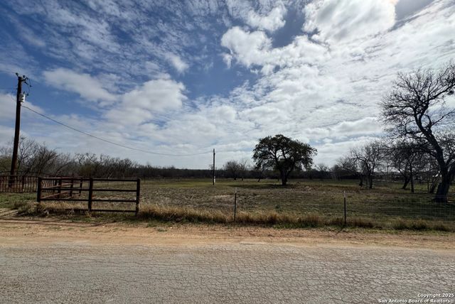 299/115 CR 779, Devine, TX 78016