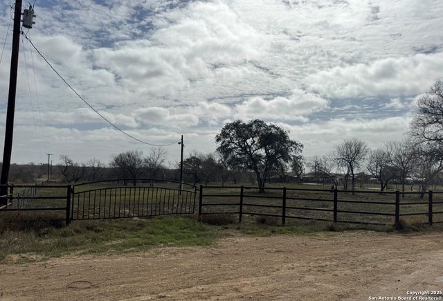 299/115 CR 779, Devine, TX 78016