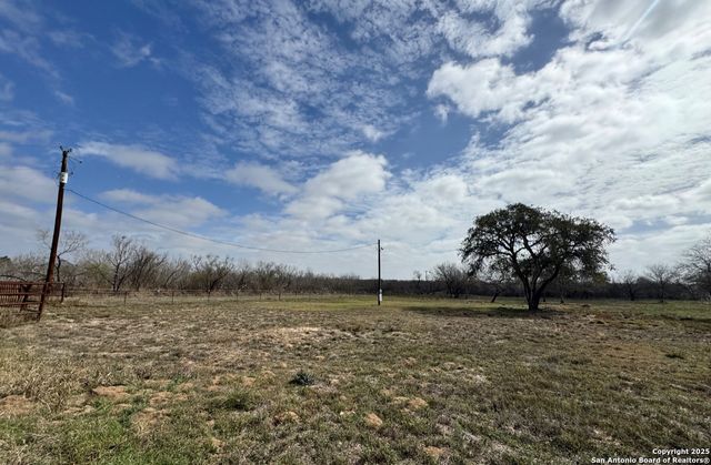 299/115 CR 779, Devine, TX 78016