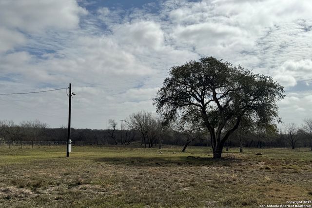 299/115 CR 779, Devine, TX 78016