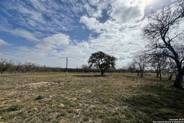 299/115 CR 779, Devine, TX 78016