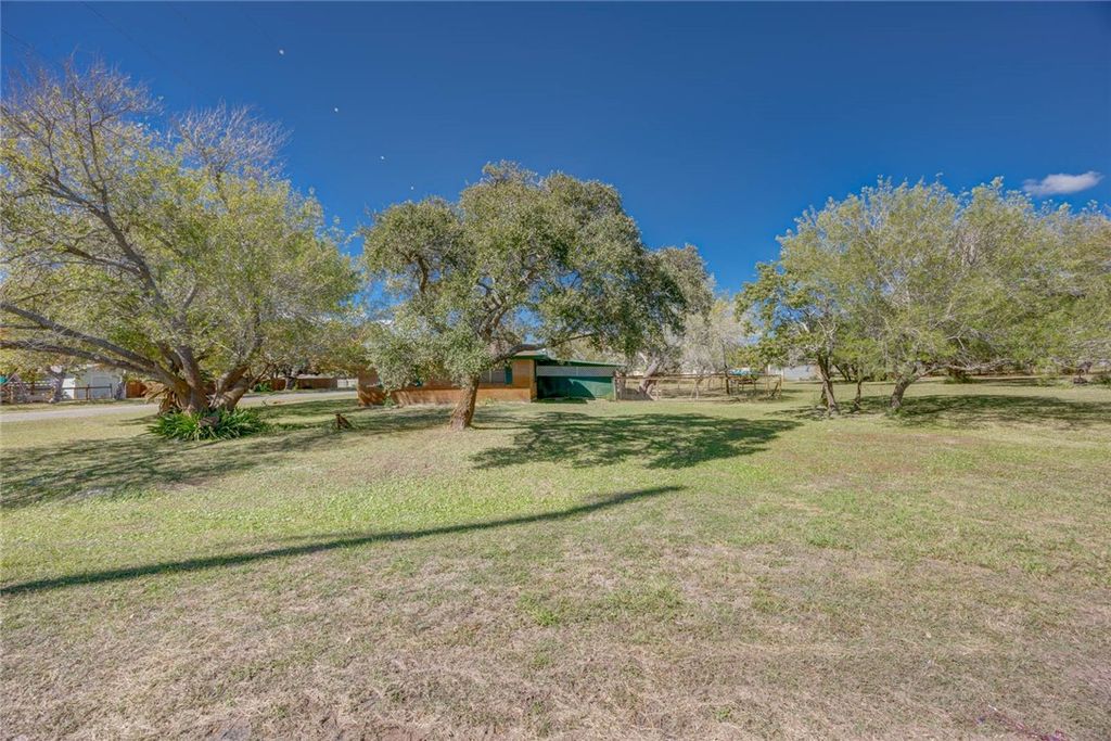 620 W Nelson Ave, Aransas Pass, TX 78336 — photo 2