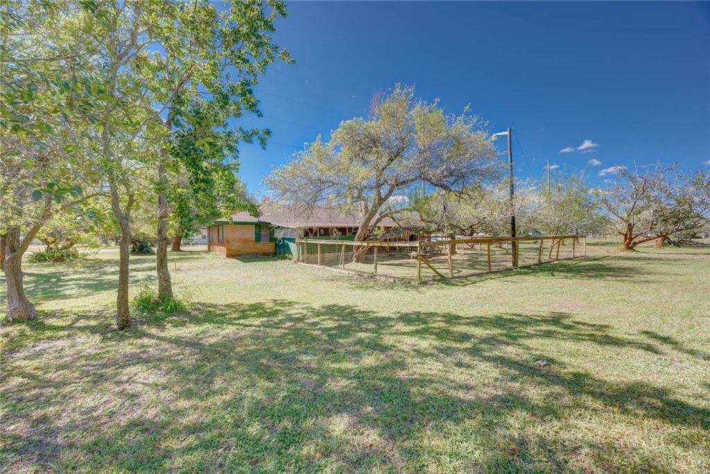 620 W Nelson Ave, Aransas Pass, TX 78336 — photo 4