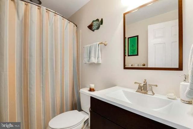 5008 9TH ST S, Arlington, VA 22204