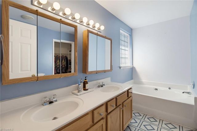 4134 Grassy Knoll Circle, Winston-salem, NC 27107
