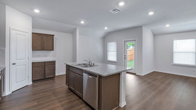 901 Barton Drive, Ennis, TX 75119