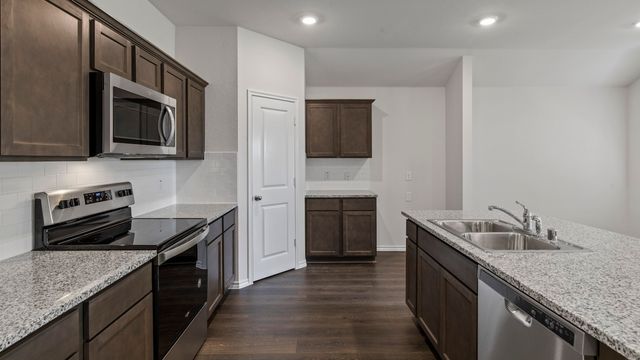 901 Barton Drive, Ennis, TX 75119