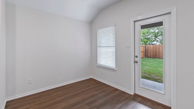 901 Barton Drive, Ennis, TX 75119