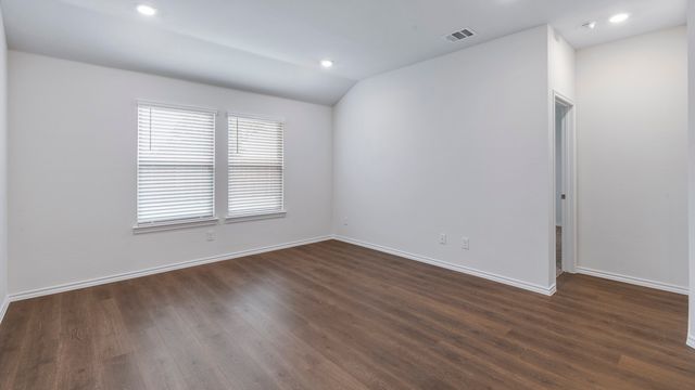 901 Barton Drive, Ennis, TX 75119