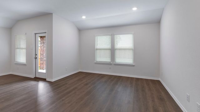 901 Barton Drive, Ennis, TX 75119