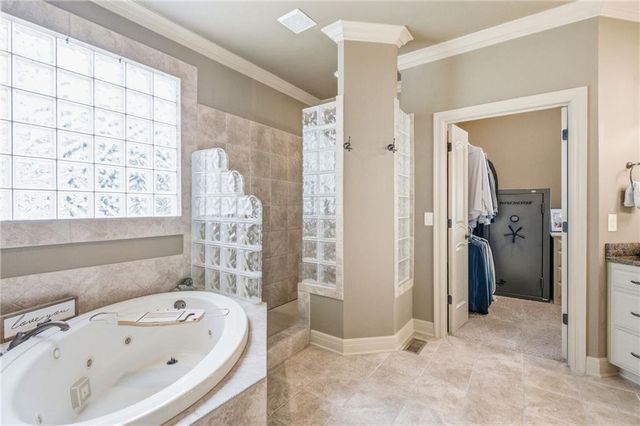 138 S Shore Drive, Lake Winnebago, MO 64034