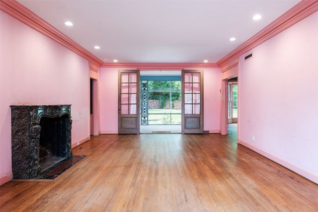 8906 Inwood Road, Dallas, TX 75209