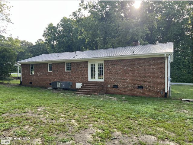 901 Jasper Street, Clinton, NC 28328