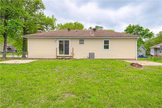 823 Englewood Street, Lansing, KS 66043