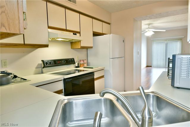 3406 Ivy Hill Circle B, Cortland, OH 44410