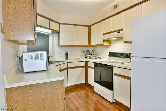 3406 Ivy Hill Circle B, Cortland, OH 44410