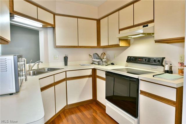 3406 Ivy Hill Circle B, Cortland, OH 44410