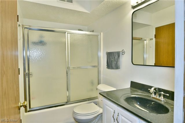 3406 Ivy Hill Circle B, Cortland, OH 44410