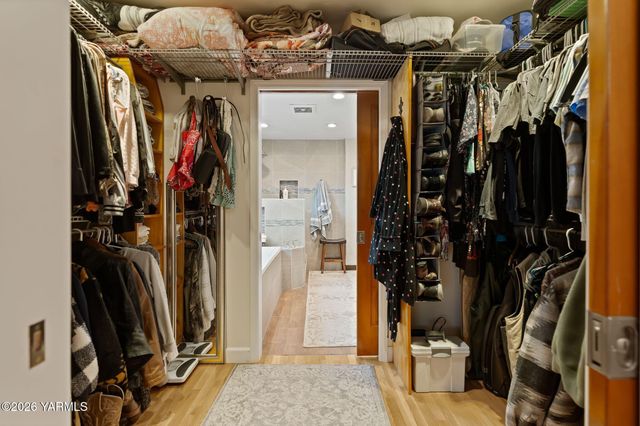 4305 Marylin Dr, Yakima, WA 98908