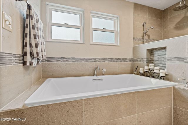 4305 Marylin Dr, Yakima, WA 98908