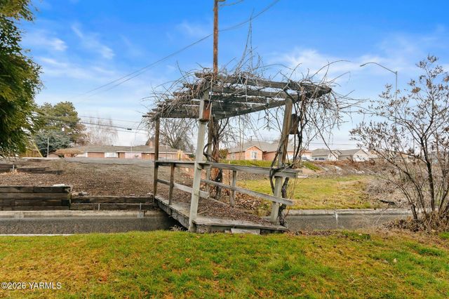 4305 Marylin Dr, Yakima, WA 98908