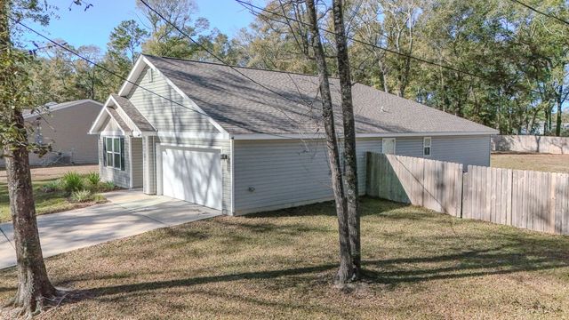 252 Squirrel Road, Defuniak Springs, FL 32433