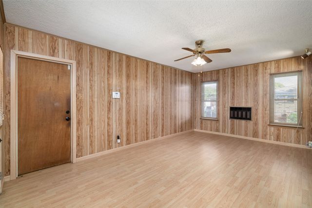 833 Ray Andra Drive, Desoto, TX 75115