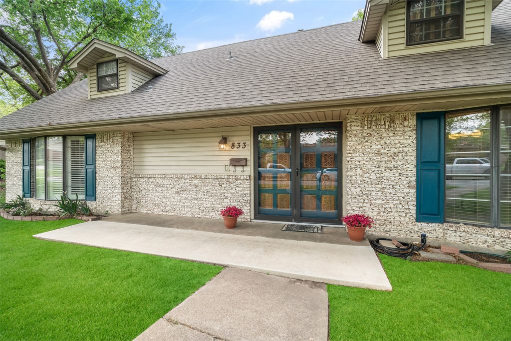 833 Ray Andra Drive, Desoto, TX 75115